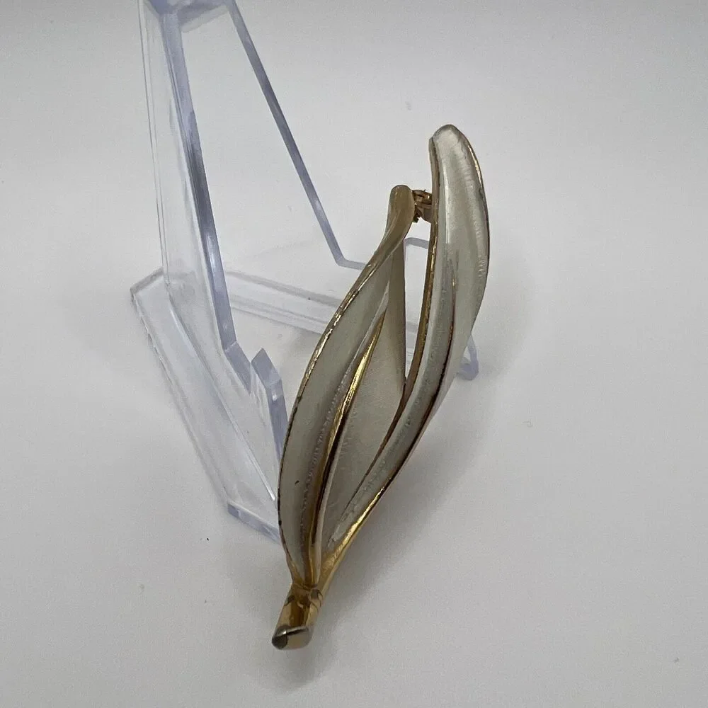Sarah Coventry White Enamel‎ Gold Leaf Brooch Pin MCM Signed Vintage